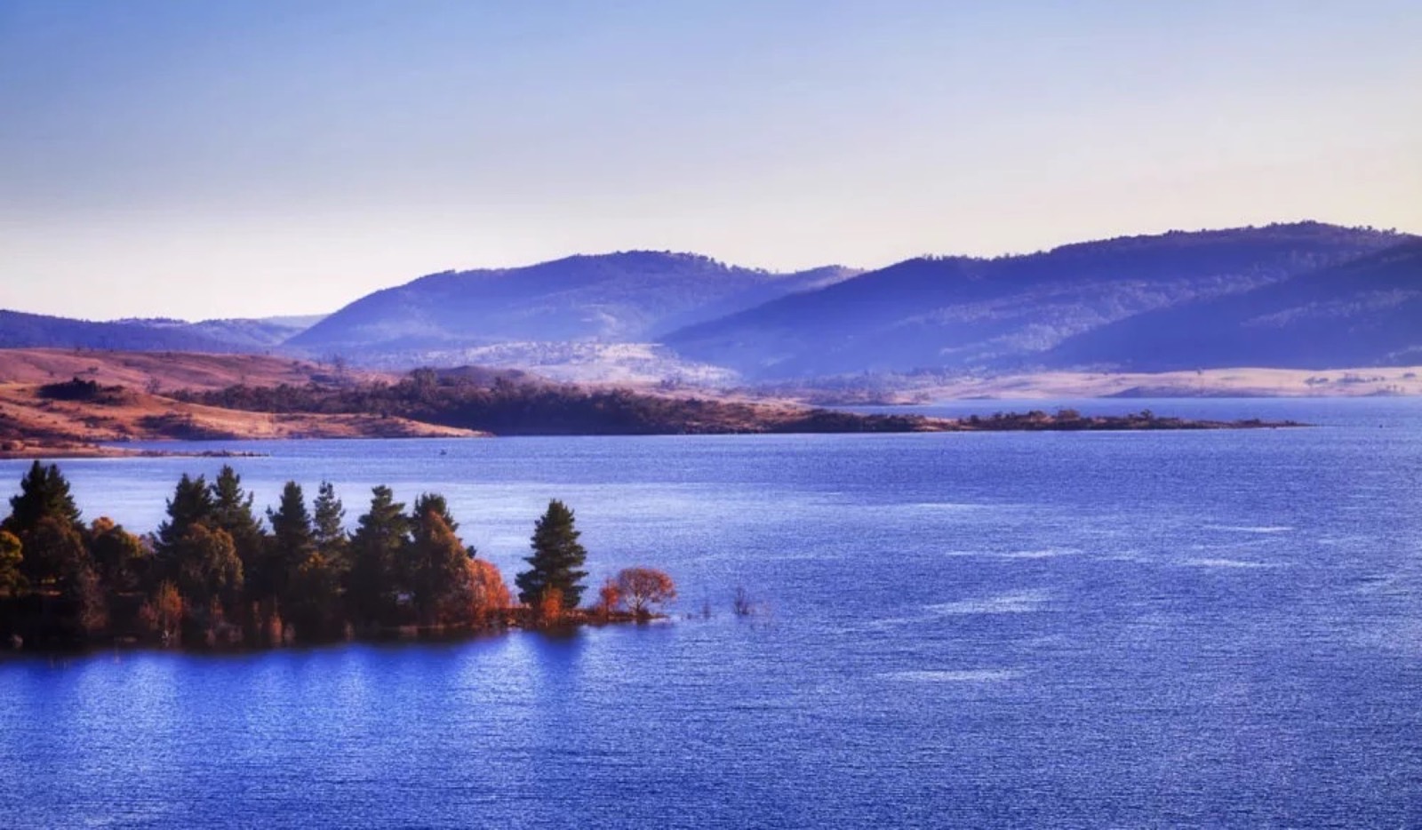 Lake Jindabyne and the surrounding Snowy Mountains
